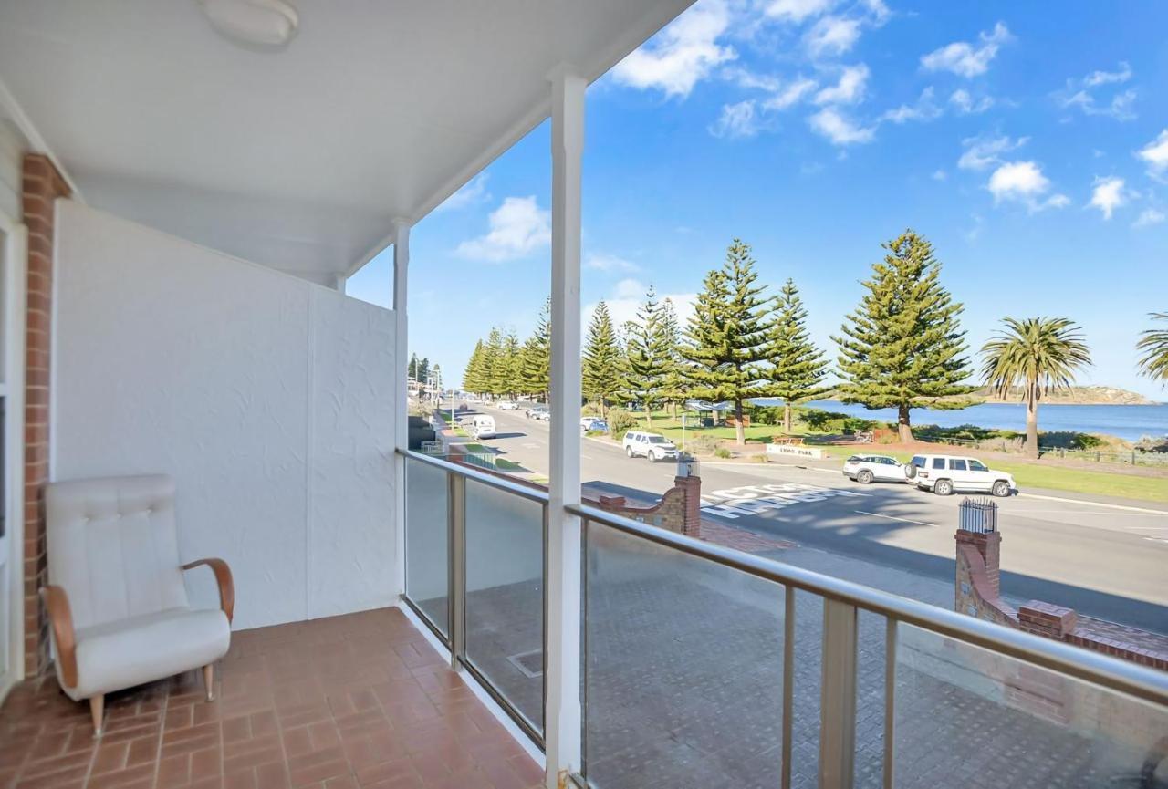 Beautiful Beach Front Townhouse ビクターハーバー エクステリア 写真